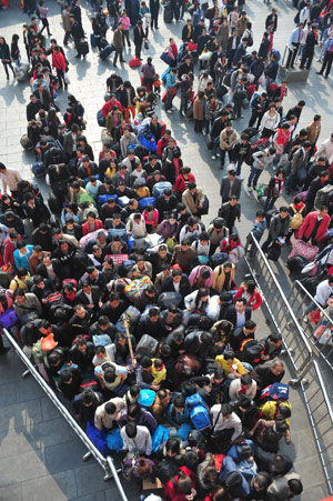 Passengers line up to enter the Guangzhou Railway Station in Guangzhou, capital of south China&apos;s Guangdong Province, Jan. 7, 2009. The railway station witnessed over 110,000 person-time of travelers on Wednesday, several days before the 40-day annual Spring Festival travel season, which will last from Jan. 11 to Feb. 19 this year. [Lu Hanxin/Xinhua]