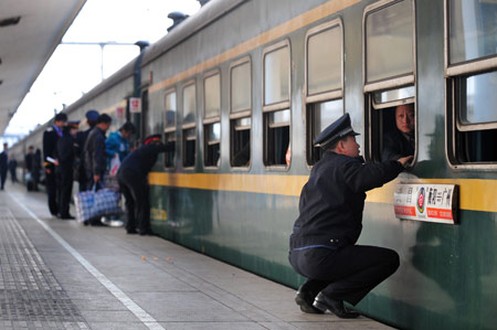 A policeman helps passengers from outside the carriage at the Guangzhou Railway Station in Guangzhou, capital of south China's Guangdong Province, Jan. 7, 2009. [Lu Hanxin/Xinhua]