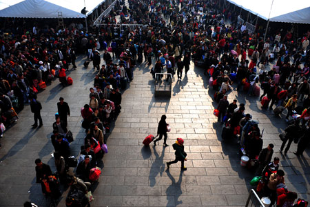 Passengers line up to enter the Guangzhou Railway Station in Guangzhou, capital of south China's Guangdong Province, Jan. 7, 2009. [Lu Hanxin/Xinhua]