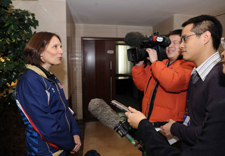 Judy Hoarfrost (R), a member of the U.S. ping-pong team visiting China in 1971, speaks to reporters during the Friendship Ping-pong Match marking the 30th anniversary of the establishment of the China-U.S. diplomatic relations at the State General Administration of Sport in Beijing, capital of China, Jan. 7, 2009.[Rao Aimin/Xinhua] 