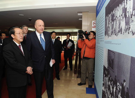 Chinese Vice Foreign Minister Wang Guangya (L Front) and U.S. Deputy Secretary of State John D. Negroponte (R Front) visit a photo exhibition marking the 1971 visit to China of a U.S. ping-pong team, at the State General Administration of Sport in Beijing, capital of China, Jan. 7, 2009. [Rao Aimin/Xinhua] 