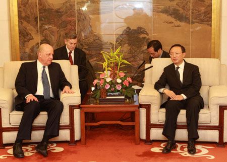 Chinese Foreign Minister Yang Jiechi (1st R) meets with visiting U.S. Deputy Secretary of State John D. Negroponte (1st L) in Beijing, capital of China, Jan. 7, 2009.[Xinhua]