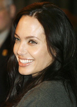 Actress Angelina Jolie is interviewed as she arrives as a guest at the world premiere of director Clint Eastwood's new film 'Gran Torino' at the Warner Bros. studio lot in Burbank, California December 9, 2008.[chinadaily.com.cn/Agencies]