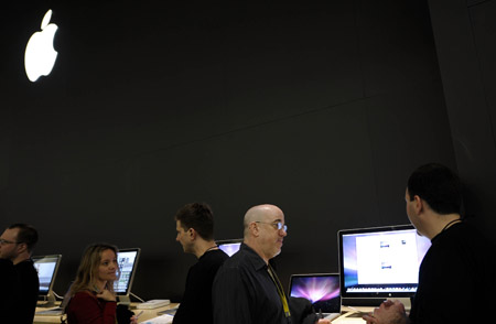 Visitors look over versions of iMAC, Apple's popular software applications suite at the Macworld Expo 2009 in San Francisco, the United States on Jan. 6, 2009. [Qi Heng/Xinhua]