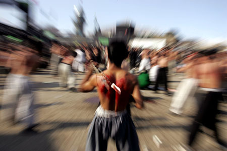 Afghan Shiite Muslims flagellate themselves during Ashura procession in Kabul, capital of Afghanistan, Jan. 7, 2009. Thousands of faithful Shiite Afghan mourners on Wednesday observed Ashura, the day of the martyrdom of the grandson of Prophet Mohammad (PBUH) Imam Hussain and his 72 comrades who were murdered in Karbala of Iraq in 680. [Xinhua]