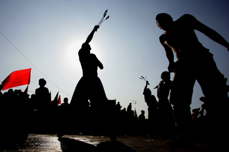 Afghan Shiite Muslims flagellate themselves during Ashura procession in Kabul, capital of Afghanistan, Jan. 7, 2009. Thousands of faithful Shiite Afghan mourners on Wednesday observed Ashura, the day of the martyrdom of the grandson of Prophet Mohammad (PBUH) Imam Hussain and his 72 comrades who were murdered in Karbala of Iraq in 680.[Xinhua]