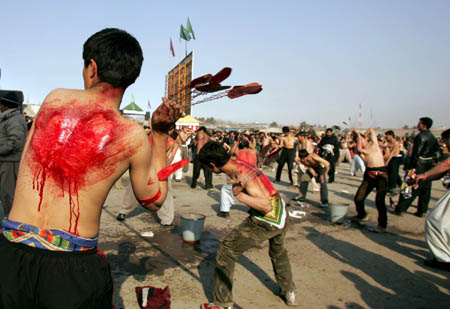  Afghan Shiite Muslims flagellate themselves during Ashura procession in Kabul, capital of Afghanistan, Jan. 7, 2009. Thousands of faithful Shiite Afghan mourners on Wednesday observed Ashura, the day of the martyrdom of the grandson of Prophet Mohammad (PBUH) Imam Hussain and his 72 comrades who were murdered in Karbala of Iraq in 680. [Xinhua]