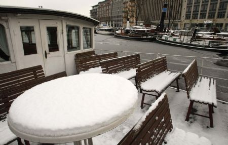 A snow-covered cruise vessel is seen on its frozen landing stage at the historic harbour in Berlin, January 7, 2009. [Xinhua/Reuters]