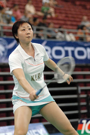 Zhou Mi of Hong Kong of China competes during a match of the women's singles at Malaysia Open Badminton Super Series 2009 in Kuala Lumpur Jan. 7, 2009. Zhou Mi won the match 2-0.  