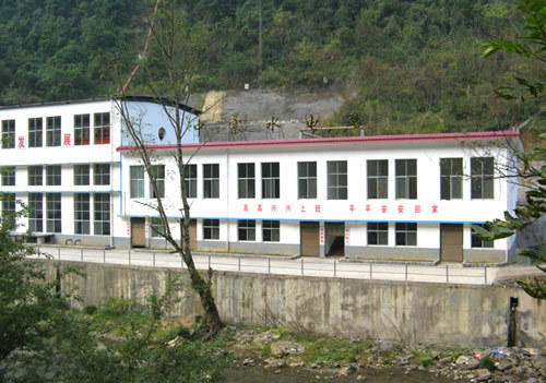  In the picture taken on December 17, 2008 is the Zhongzhai Hydropower Station in Longshan County, Hunan Province. Built in spring of 2008, the station has an installed cap阿city of 12,500 kilowatts and fully meets local demand for power.