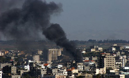 Dense smoke rises from Gaza city after Israeli bombardment on Jan.8, 2009. (Xinhua Photo)