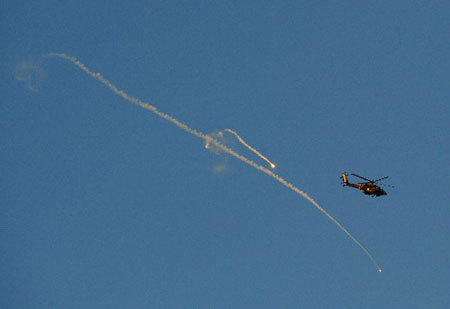 Israeli troops continue bombardment in Gaza city on Jan.8,2009. (Xinhua Photo)