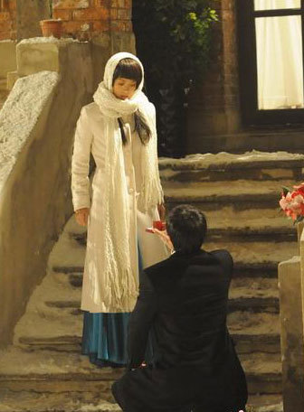 Zhang Ziyi (L) and So Jisub film a scene of 'Sophie's Revenge' in the northern Chinese city of Tianjin on Tuesday, January 6, 008.