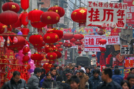 Shoppers crowd a market of New Year decorations, snacks and food in Wuhan, central China’s Hubei province January 5, 2009. 