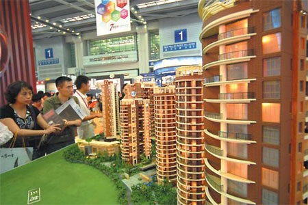 Potential buyers look at real estate projects at a property trade show in Shenzhen. [China Daily]