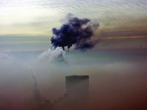 Dust released by the domestic heating infrastructure is blamed for the choking smog shrouding the city. [Dahe.cn]