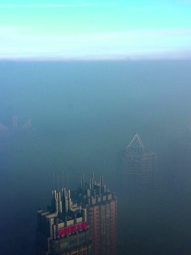 The smog blanketed most of the high-rise buildings in the city. [Dahe.cn]