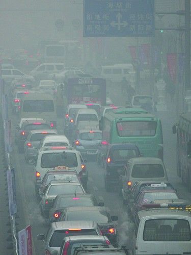 The smog caused traffic jam on several major roads. [Dahe.cn]