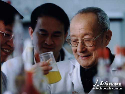 Chemist Xu Guangxian, a scientist devoted to rare-earth element studies, won China's Top Scientific and Technological Award for 2008. [File Photo: scitech.people.com.cn]