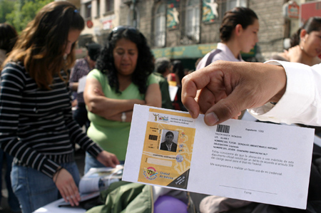 A college student displays the free ticket card in Mexico City, capital of Mexico, Jan. 7, 2009. The government of Mexico City on Wednesday presented to college students 9,000 free ticket cards for public transportation. [Ma Guoqiang/Xinhua]