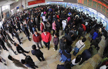 People queue up to buy tickets at the Changsha Railway Station in Changsha, capital of central-south China's Hunan Province, Jan. 8, 2009. The Spring Festival travel period, known as Chunyun in Chinese, began to see its passenger peak in Changsha as the college students and migrant workers started to return home. [Li Ga/Xinhua]