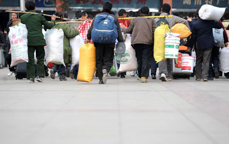 Migrant workers enter the Changsha Railway Station in Changcha, capital of central-south China's Hunan Province, Jan. 8, 2009. The Spring Festival travel period, known as Chunyun in Chinese, began to see its passenger peak in Changsha as the college students and migrant workers started to return home. [Li Ga/Xinhua] 