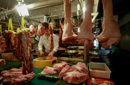 A meat vendor chops pork in a market in Manila, capital of the Philippines, Jan. 8, 2009. A team of international experts is investigating the Ebola Reston virus found in pigs at two farms in the northern Philippines, the World Health Organization (WHO) said on Thursday.[Luis Liwanag/Xinhua]