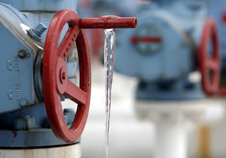 A gas valve is seen at German energy giant E.ON's Hungarian natural gas storage facility in Hajduszoboszlo, about 200 km (124 miles) east of Budapest Jan 7, 2009. [Xinhua/Reuters]