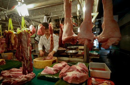 A meat vendor chops pork in a market in Manila, capital of the Philippines, Jan. 8, 2009. A team of international experts is investigating the Ebola Reston virus found in pigs at two farms in the northern Philippines, the World Health Organization (WHO) said on Thursday. [Xinhua]