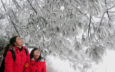 Tourists view the rime scenery at Meiling Mountain Senic Area in Nanchang, capital of east China's Jiangxi Province, Jan. 7, 2009. The temperature of southern China remained vert low recently, which caused the rare rime scenery in Nanchang.[Yuan Zheng/Xinhua]