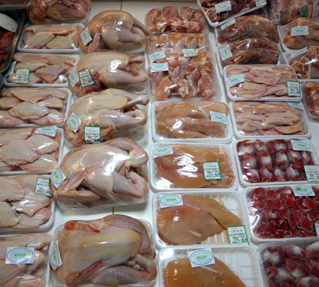 Packages of chicken are sold at a market in Beijing, capital of China, Jan. 8, 2009. Experts began to inspect the poultry in Beijing, Tianjin Municipality and Hebei Province in north China after a 19-year-old woman died from bird flu virus in Beijing on Monday. No epidemic outbreak has been reported in northern China at present. [Gao Xueyu/Xinhua]