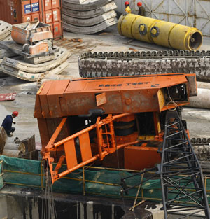 A worker checks the collapsed crane which caused the operator dead at a construction site of subway line 9 in Shanghai, east China, Jan. 8, 2009. [Xinhua]