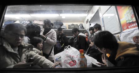 College students get in a train at the Changsha Railway Station in Changsha, capital of central-south China's Hunan Province, Jan. 8, 2009. [Zhao Zhongzhi/Xinhua]