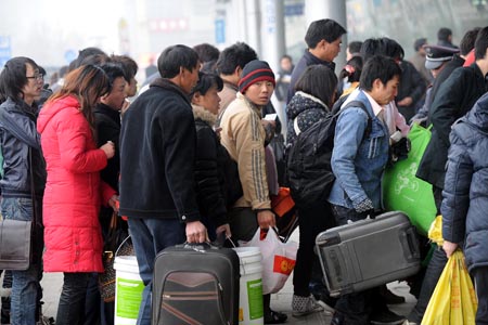 Passengers enter the Nanjing Railway Station in Nanjing, capital of east China's Jiangsu Province, Jan. 8, 2009. [Sun Can/Xinhua]