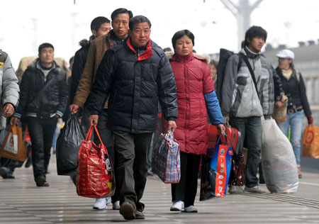  Passengers walk on the platform at the Nanjing Railway Station in Nanjing, capital of east China's Jiangsu Province, Jan. 8, 2009. [Sun Can/Xinhua]