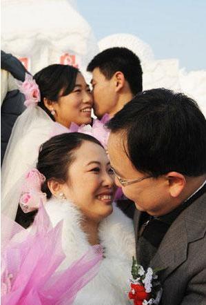 Love witnessed by ice and snow in Harbin. 