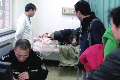 An Anhui visitor called Zhang Xiao was cured in a hospital after panda attacks on January 7, 2009. [The Beijing News]