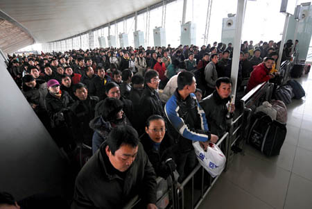 Passengers wait to board trains at the Nanjing Railway Station in Nanjing, capital of east China's Jiangsu Province, Jan. 8, 2009. [Sun Can/Xinhua]