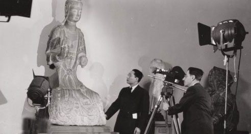 Weng Wan-go films a short movie on Chinese art at the Museum of Fine Arts, Boston, in 1951. 