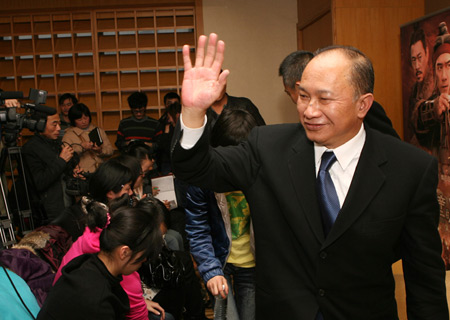 Director John Woo waves to media at the news briefing of Movie Red Cliff (part two) in Shanghai, east China, Jan. 7, 2009. Movie Red Cliff (part two) held its premiere news briefing on Wednesday. Director John Woo and some main actors Zhang Fengyi and Tong Dawei attended the briefing.