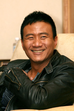 Actor Hu Jun receives interview at the news briefing of Movie Red Cliff (part two) in Shanghai, east China, Jan. 7, 2009.