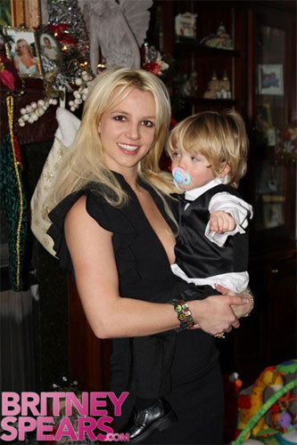 Britney Spears has published on her official website a series of her New Year's Eve family photos, which revealed the rarely-seen motherly side of the star who was once tangled in her divorce case and troubling mental condition.