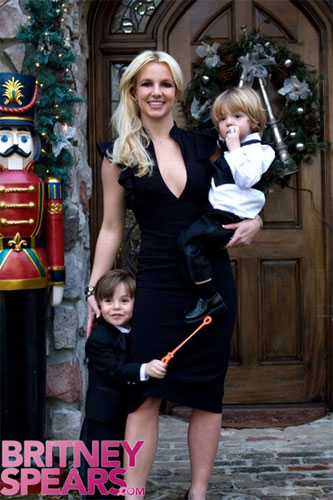 Britney Spears has published on her official website a series of her New Year's Eve family photos, which revealed the rarely-seen motherly side of the star who was once tangled in her divorce case and troubling mental condition.