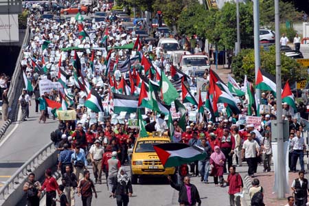 Demonstrators march to the United States Embassy to Malaysia to hold a protest against the US support for Israel's continued military attacks on the Palestinians in the Gaza Strip, in Kuala Lumpur, Jan. 9, 2009. [Chong Voon Chung/Xinhua] 