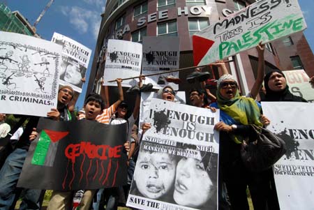 People hold a demonstration in front of the United States Embassy to Malaysia to protest against the US support for Israel's continued military attacks on the Palestinians in the Gaza Strip, in Kuala Lumpur, Jan. 9, 2009. [Chong Voon Chung/Xinhua]