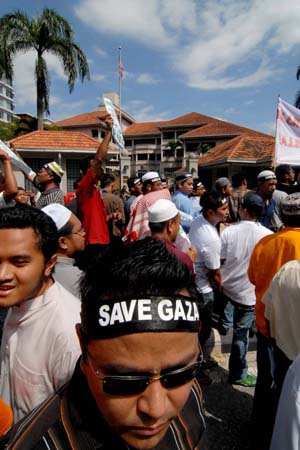 People hold a demonstration in front of the United States Embassy to Malaysia to protest against the US support for Israel's continued military attacks on the Palestinians in the Gaza Strip, in Kuala Lumpur, Jan. 9, 2009. [Chong Voon Chung/Xinhua]