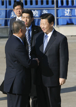 Chinese Vice President Xi Jinping (R) is greeted by Macao SAR Chief Executive Ho Hau Wah (L) upon his arrival in Macao, south China, Jan. 10, 2009. Xi Jinping arrived in Macao via the Gongbei cross-boundary checkpoint, which connects Macao with neighboring Chinese mainland city Zhuhai, here Saturday morning, kicking off a two-day inspection tour of the Special Administrative Region (SAR). [Xinhua]