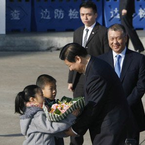 Chinese Vice President Xi Jinping (front R) receives a bouquet upon his arrival in Macao, south China, Jan. 10, 2009. [Xinhua]