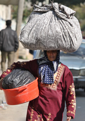 A Palestinian woman flees after Israel's offensive in Gaza, Jan. 9, 2009. [Xinhua] 