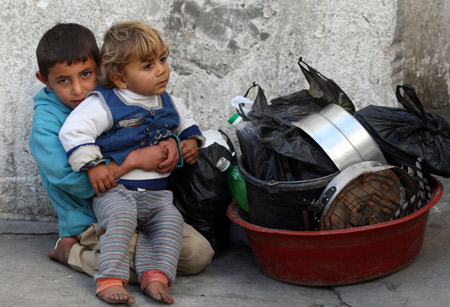 Palestinians leave their homes after Israel's offensive in Gaza, Jan. 9, 2009. [Xinhua]